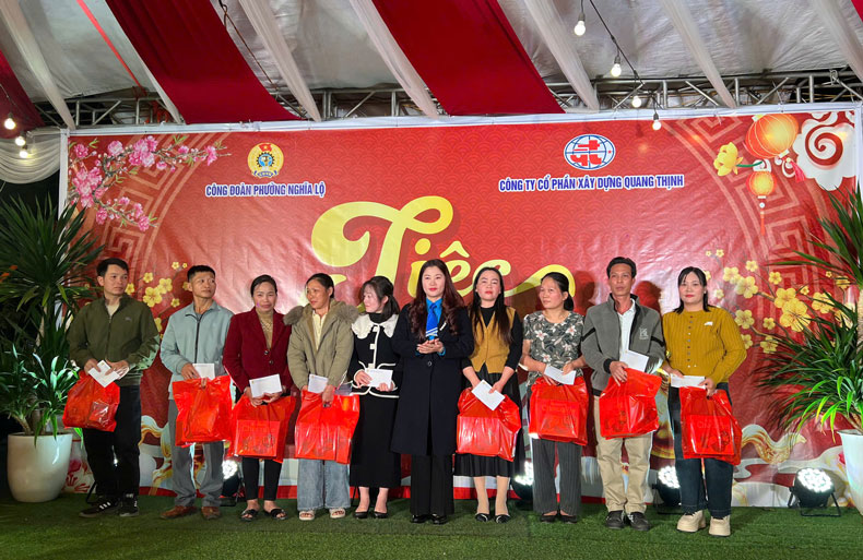 Businesses and trade unions accompany and care for Tet for Quang Thinh workers. Photo: Bao Nguyen