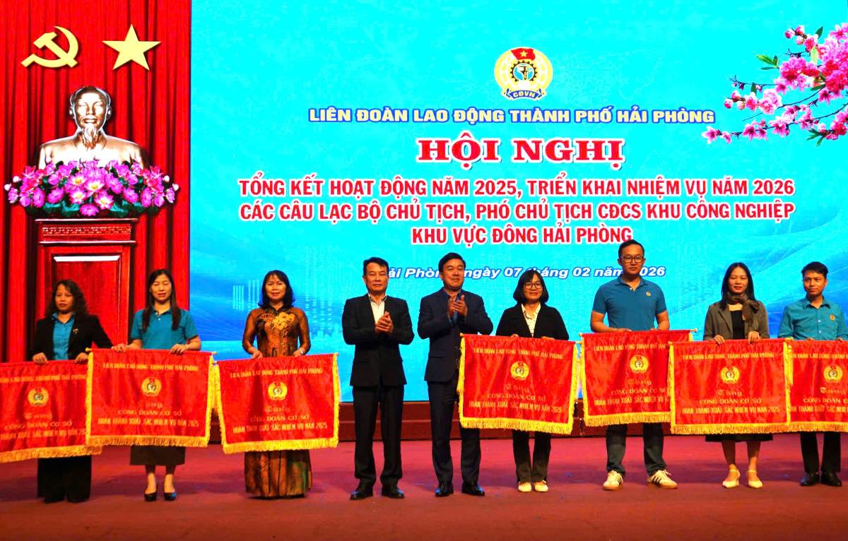 Nhiều tập thể, cá nhân có thành tích xuất sắc được LĐLĐ TP Hải Phòng biểu dương, khen thưởng. Ảnh: Mai Dung