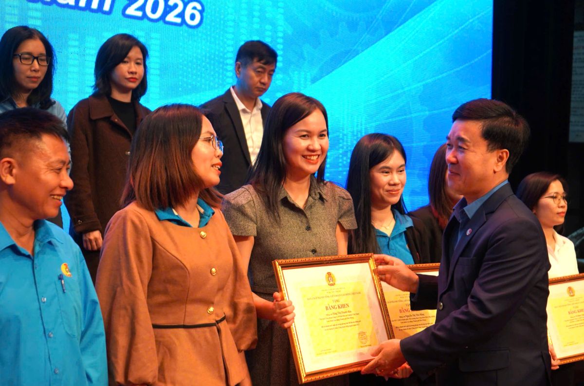 Leaders of Hai Phong City Labor Federation commended grassroots trade union presidents for outstanding achievements. Photo: Mai Dung