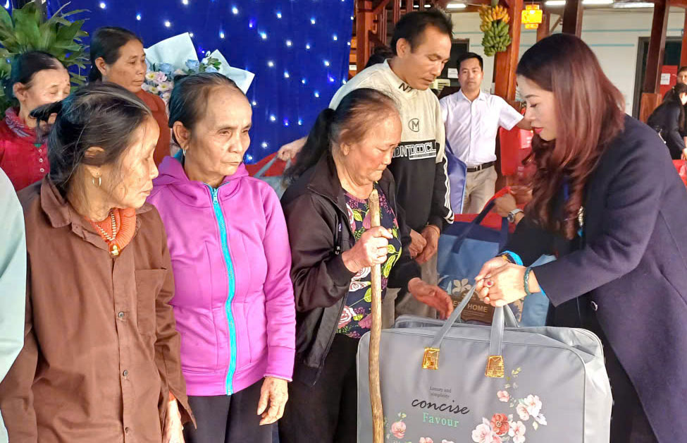 Lãnh đạo Công đoàn phường Nghĩa Lộ trao quà cho hộ nghèo xã Thượng Bằng La. Ảnh: Bảo Nguyên