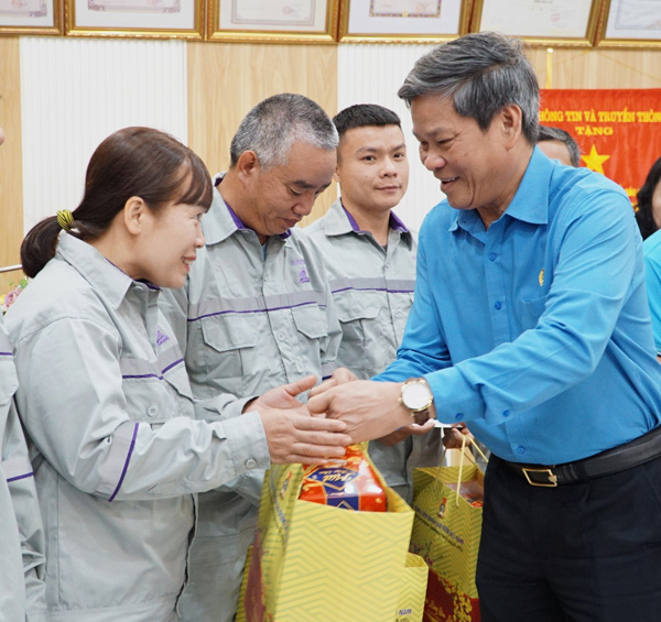 Mr. Huynh Thanh Xuan - Vice President of the Vietnam General Confederation of Labor presents gifts to encourage workers. Photo: Thanh Tuan