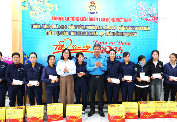 Đại diện Tổng LĐLĐ Việt Nam trao quà cho đoàn viên, người lao động trên địa bàn Gia Lai. Ảnh: Thanh Tuấn 