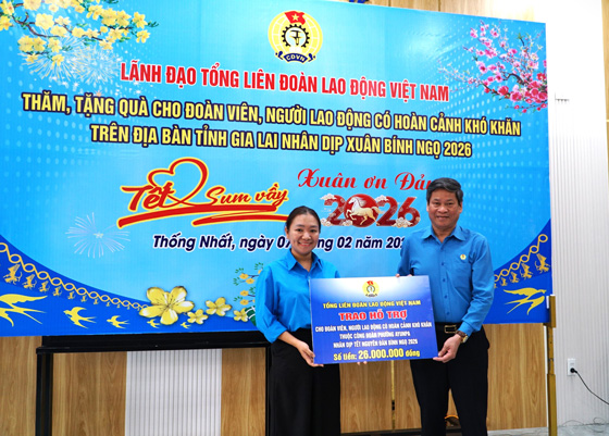 Trao quà cho Công đoàn phường Ayun Pa. Ảnh: Thanh Tuấn 