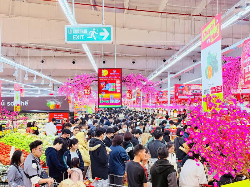 The number of customers coming to supermarkets to shop for Tet is increasing sharply. Photo: Thanh Tan