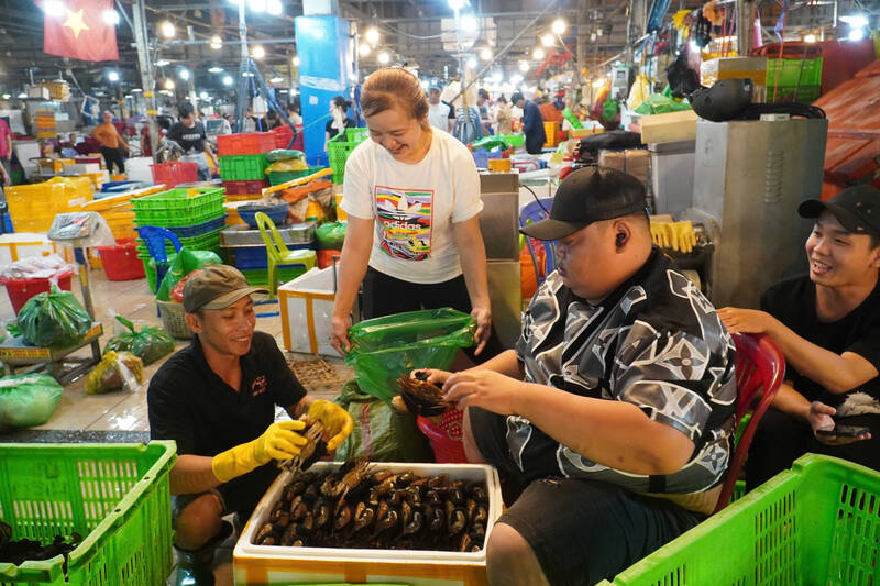 Chợ đầu mối Bình Điền đảm bảo hàng hóa phục vụ người dân TPHCM mua sắm dịp Tết Nguyên đán. Ảnh: Ngọc Lê