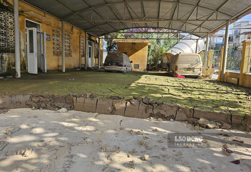 Sau mưa bão, lớp bùn đất dày phủ kín khuôn viên bệnh viện. Xe công vụ, xe đưa đón bệnh nhân bị ngập trong bùn, hư hỏng nặng. Ảnh: Bảo Nguyên 