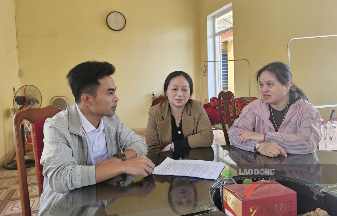 Officials and staff of Yen Bai Transport Hospital talk to reporters of Lao Dong Newspaper. Photo: Trong Loc