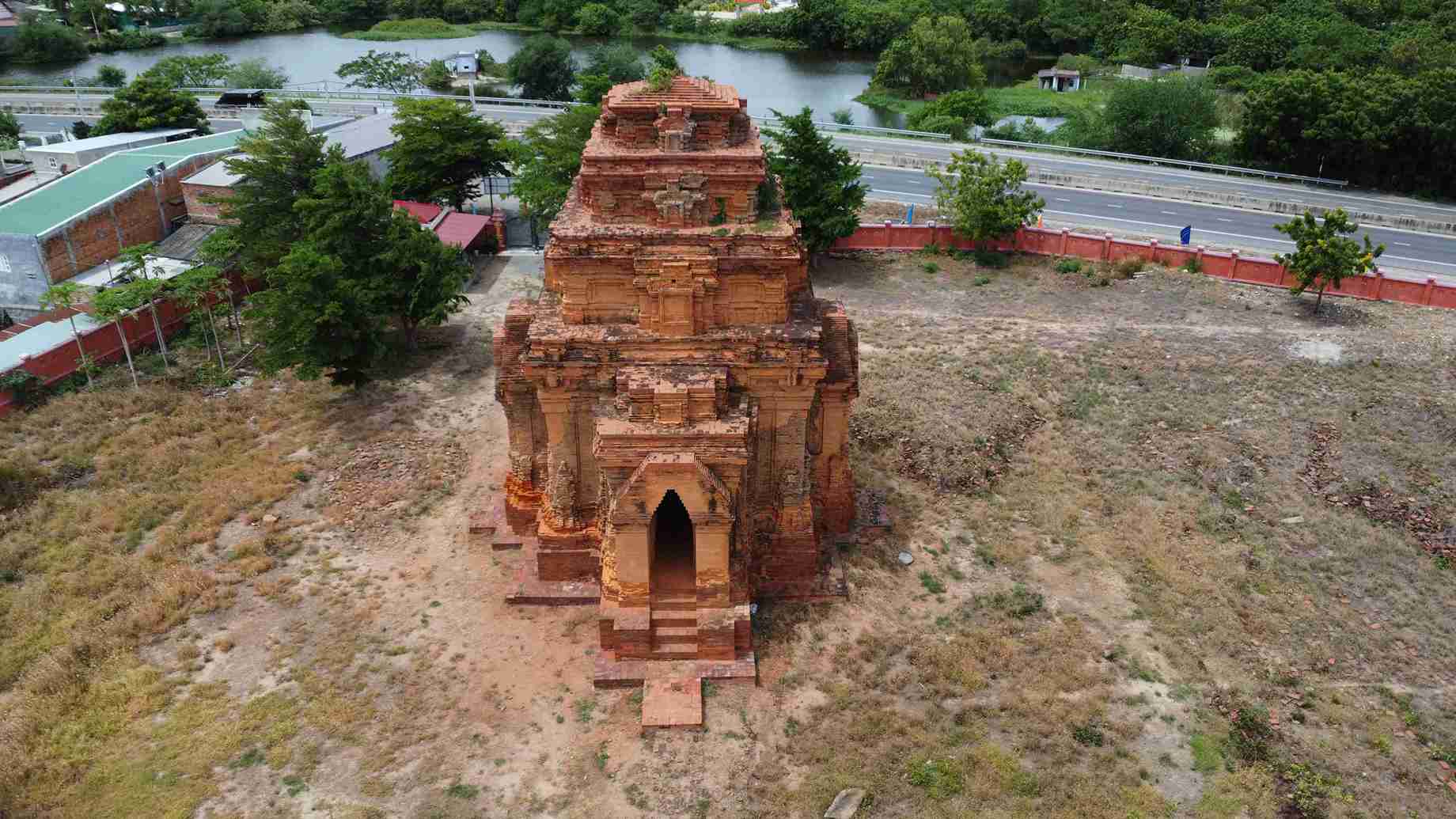 Tháp Chăm cổ có niên đại từ thế kỷ VIII đến nay vẫn còn nguyên vẹn. Ảnh: Hữu Long