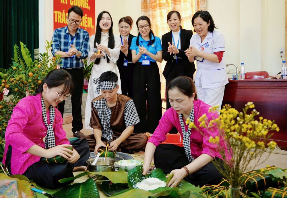 The Chung cake wrapping contest brings a warm atmosphere, uniting members of the Trade Union of Nghe An Lung Hospital on the occasion of Tet. Photo: Nghe An Trade Union.