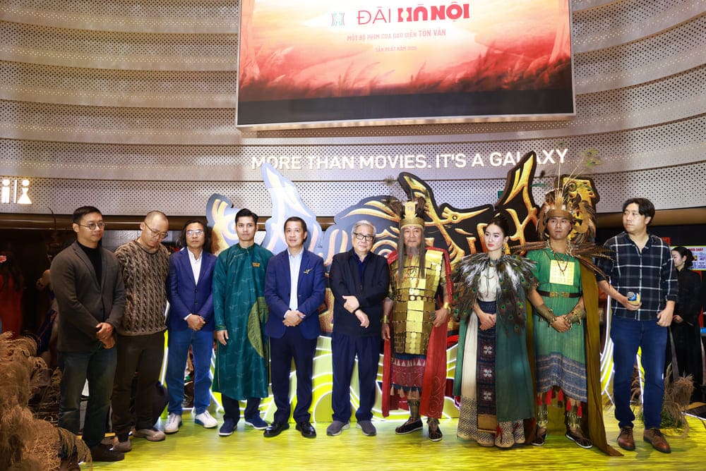 The film crew of "Huyen Tinh Da Trach" had a premiere for audiences in Hanoi. Photo: Organizing Committee