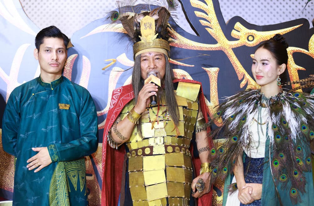 NSND Trọng Trinh gây chú ý khi mặc bộ giáp nặng gần 20kg đến tham dự sự kiện ra mắt phim “Huyền Tình Dạ Trạch“. Ảnh: Ban tổ chức