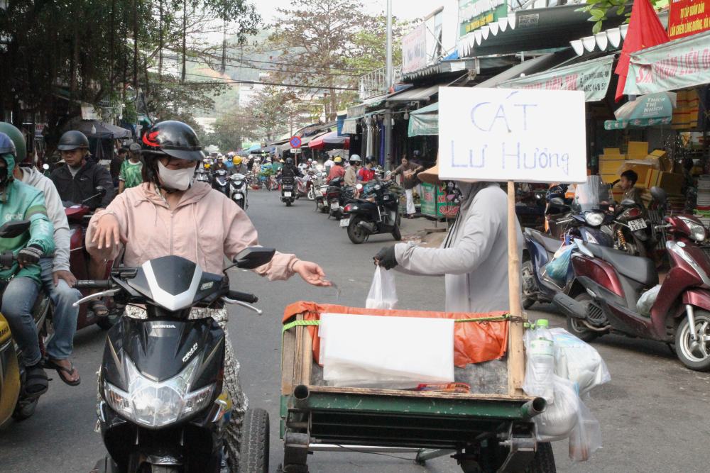 Cận Tết, tiểu thương bán cát lư hương thu về hàng triệu đồng mỗi ngày. Ảnh: Thanh Huyền