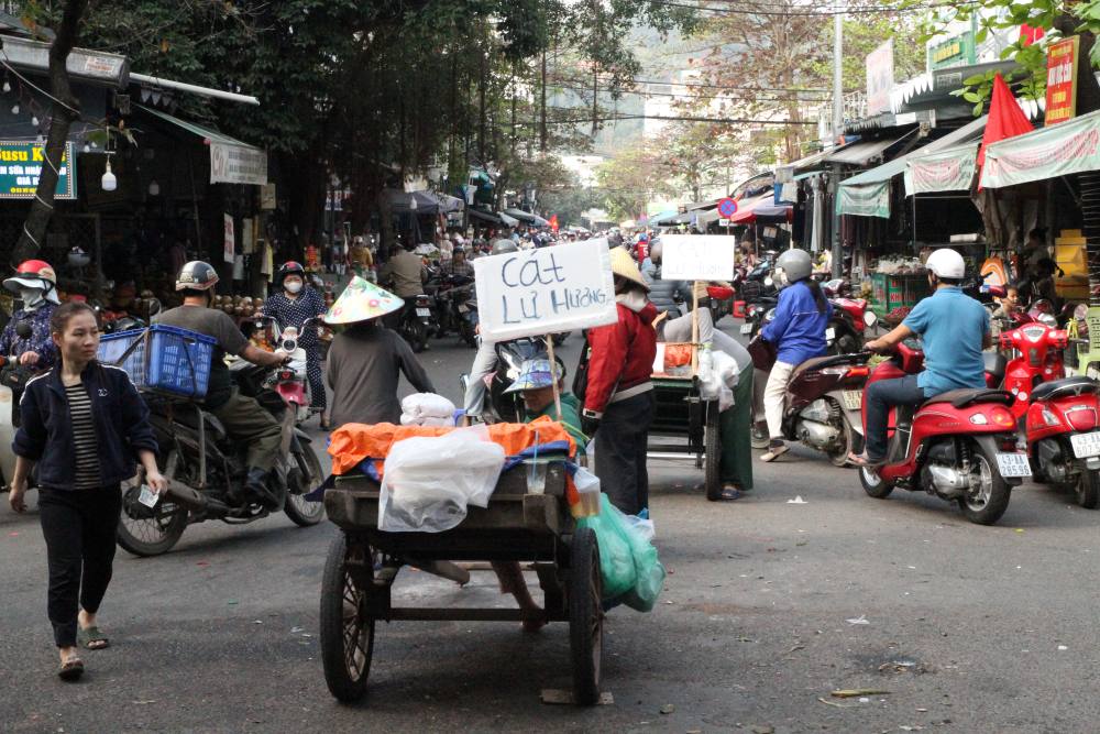 Những ngày cận Tết, nghề bán cát thay lư hương tại Đà Nẵng lại tấp nập khách hàng. Ảnh: Thanh Huyền