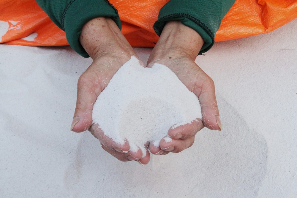 Cát được mua về được phơi, sàng kĩ càng, sạch sẽ rồi đem bán. Ảnh: Thanh Huyền