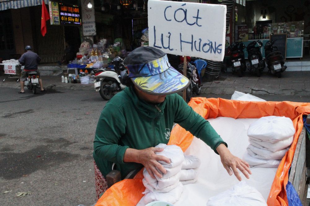 Càng cận Tết, thu nhập từ nghề bán cát lư hương càng tăng cao. Ảnh: Thanh Huyền