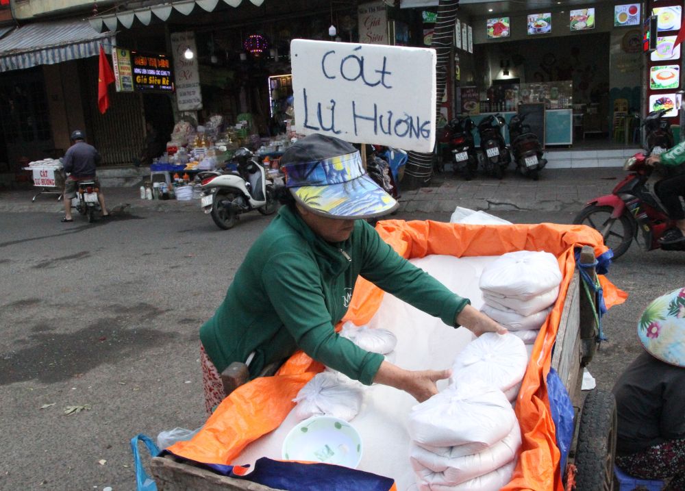 The profession of selling white sand instead of incense burners has also become bustling, bringing significant income to many small traders. Photo: Thanh Huyen