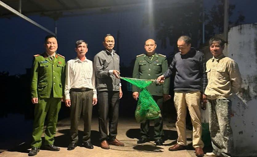 Mr. Te handed over the monkey to functional agencies. Photo: Hung Yen Provincial Police e-Portal