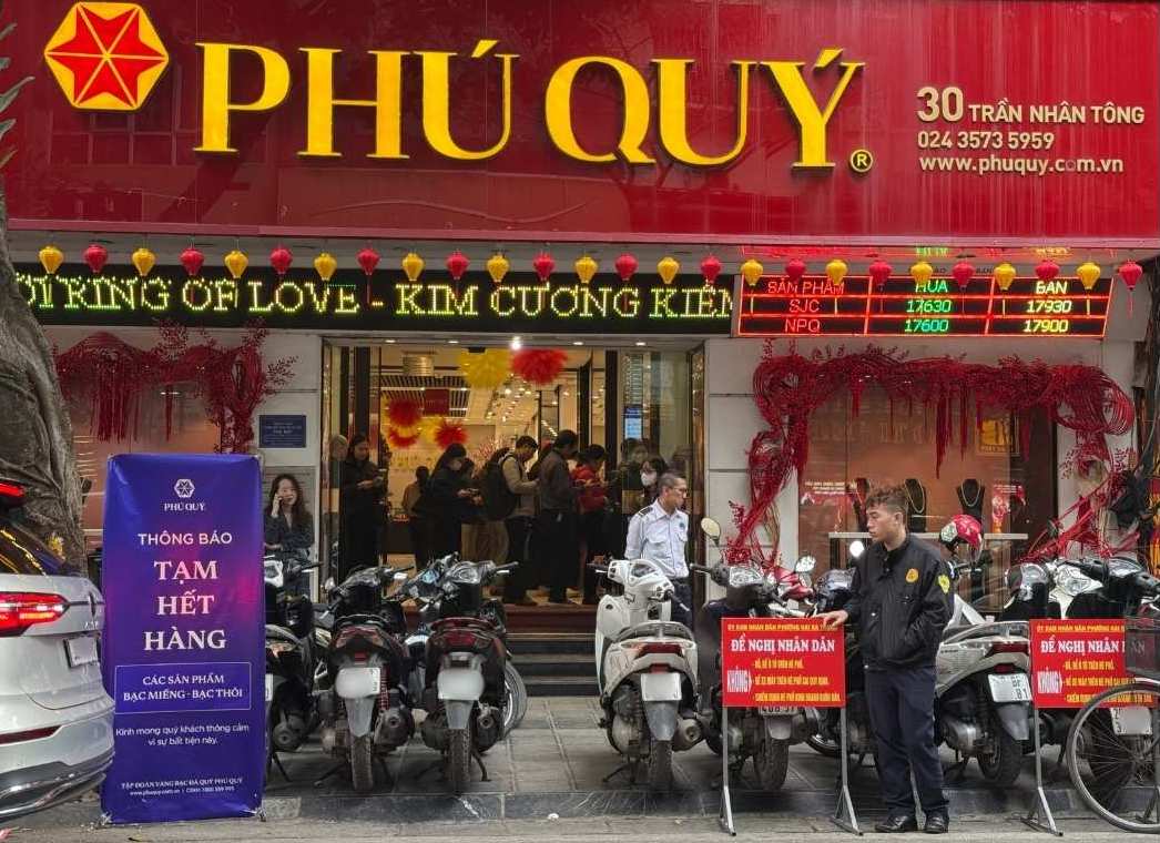 Gần đây nhiều người tìm đến bạc như một kênh thay thế khi quá khó mua vàng. Ảnh: Phương Anh 