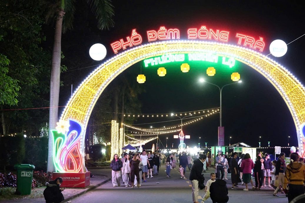 Phố đêm Sông Trà có chiều dài khoảng 300m, nằm trên đường Tôn Đức Thắng, đoạn từ Công viên Thạch Bích đến cầu Thạch Bích. Ảnh: Viên Nguyễn