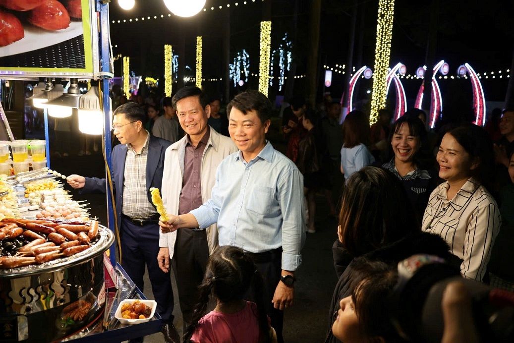 Thưởng thức ẩm thực tại phố đêm sông Trà. Ảnh: Viên Nguyễn