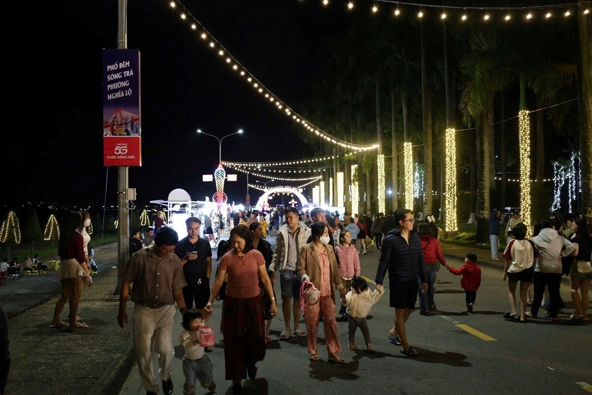 Phố đêm sông Trà mở cửa người dân háo hức đổ về. Ảnh: Viên Nguyễn