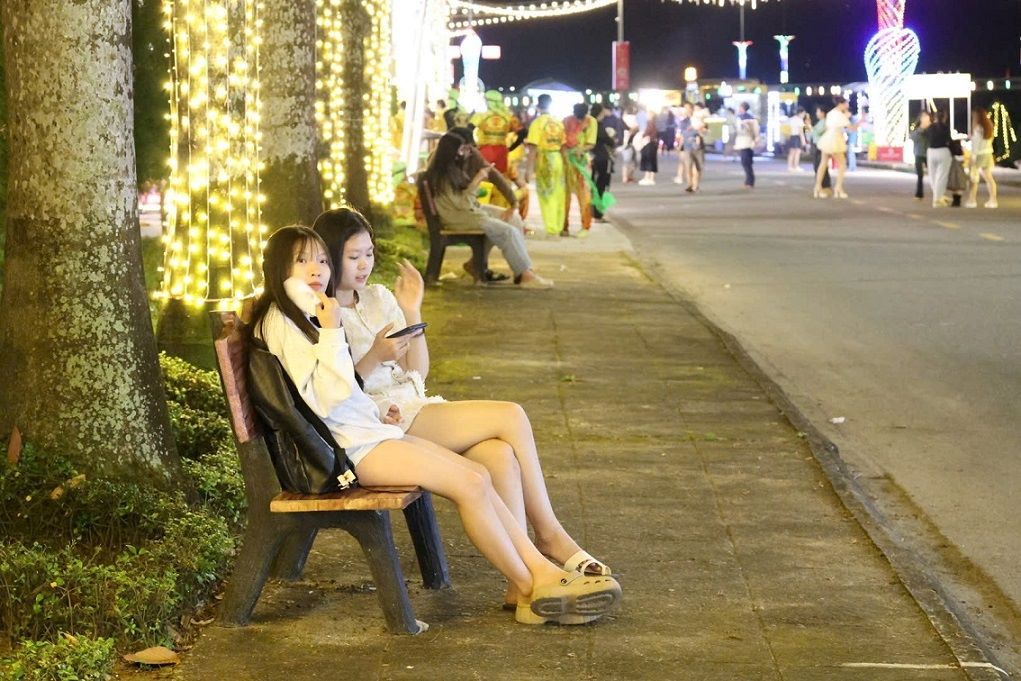 Song Tra night street (Quang Ngai) operates from 5 pm to 10 pm on weekends (from Friday to Sunday) and holidays, Tet. Photo: Vien Nguyen