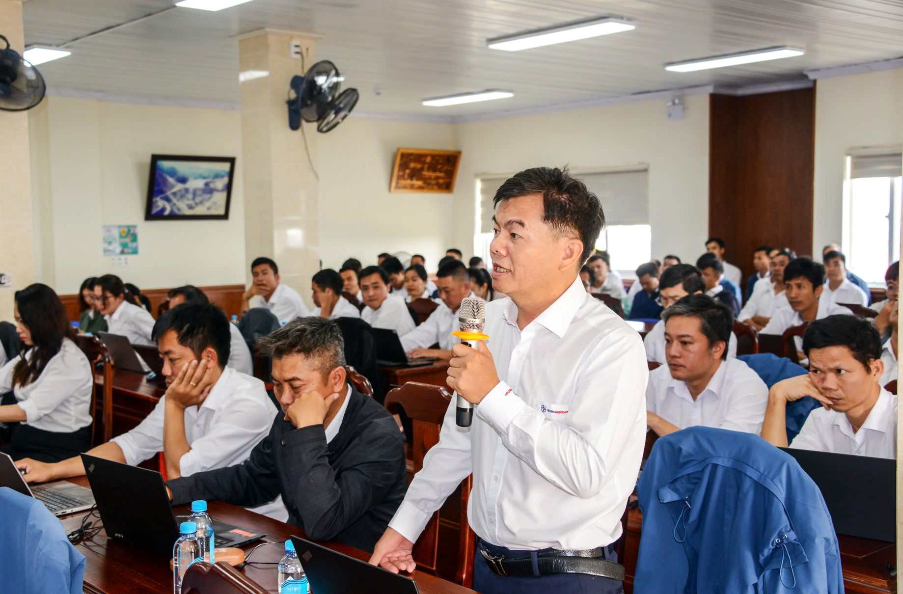 Workers of Dong Nai Hydropower Company contribute opinions at the employee conference. Photo: Phuc Khanh