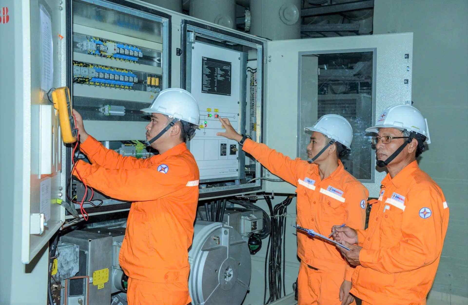 Người lao động Công ty Thủy điện Đồng Nai làm việc tại các nhà máy thủy điện. Ảnh: Công ty cung cấp 