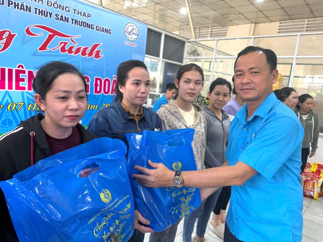Phó Chủ tịch Liên đoàn lao động tỉnh Đồng Tháp Nguyễn Thanh Tuấn tặng quà cho đoàn viên, công nhân, lao động tham dự Bữa cơm tất niên đoàn viên, có hoàn cảnh đặc biệt khó khăn. Ảnh: Thanh Mai