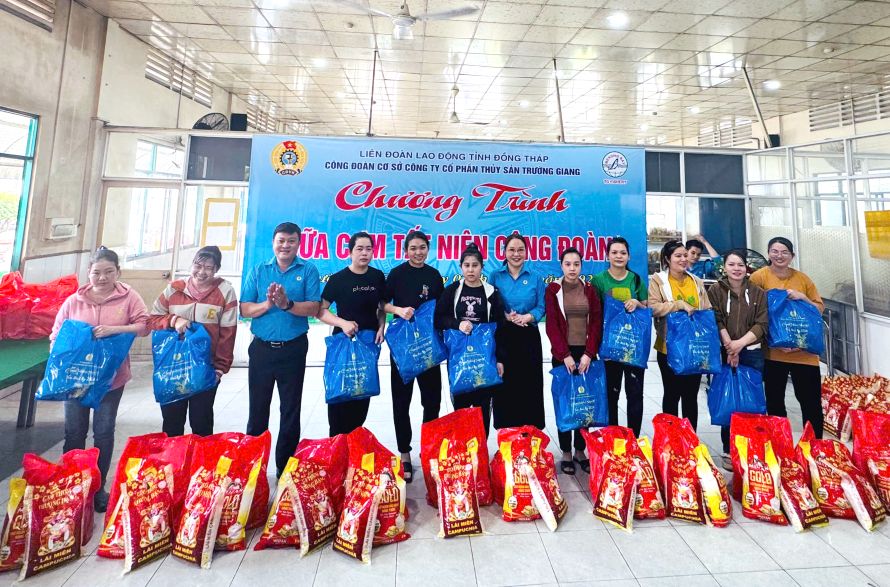 Chủ tịch Công đoàn các khu công nghiệp, khu kinh tế Đồng Tháp Nguyễn Thanh Nhàn và Chủ tịch Công đoàn cơ sở Công ty Cổ phần thủy sản Trường Giang tặng quà Tết cho đoàn viên có hoàn cảnh khó khăn. Ảnh: Thanh Mai