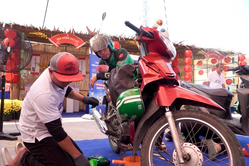 2,000 workers get free oil change, feel secure to return home for Tet