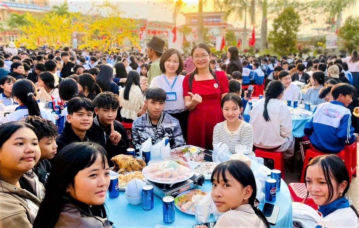 Students of Hoang Van Thu Secondary School (Quang Son commune) attend a joyful and warm year-end party. Photo: Duong Phong