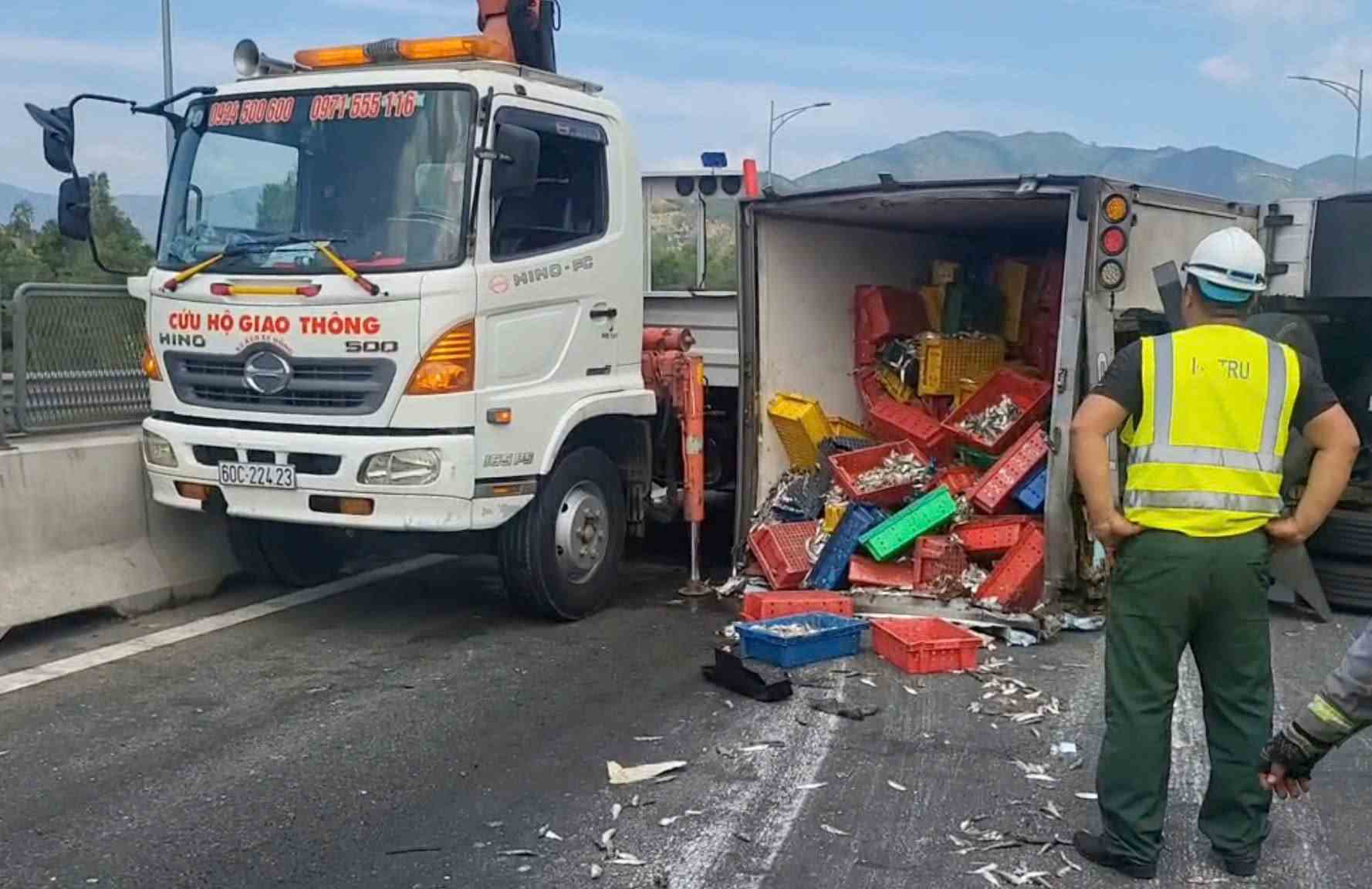 Hình ảnh tại hiện trường vụ tai nạn trên cao tốc. Ảnh: Hữu Long