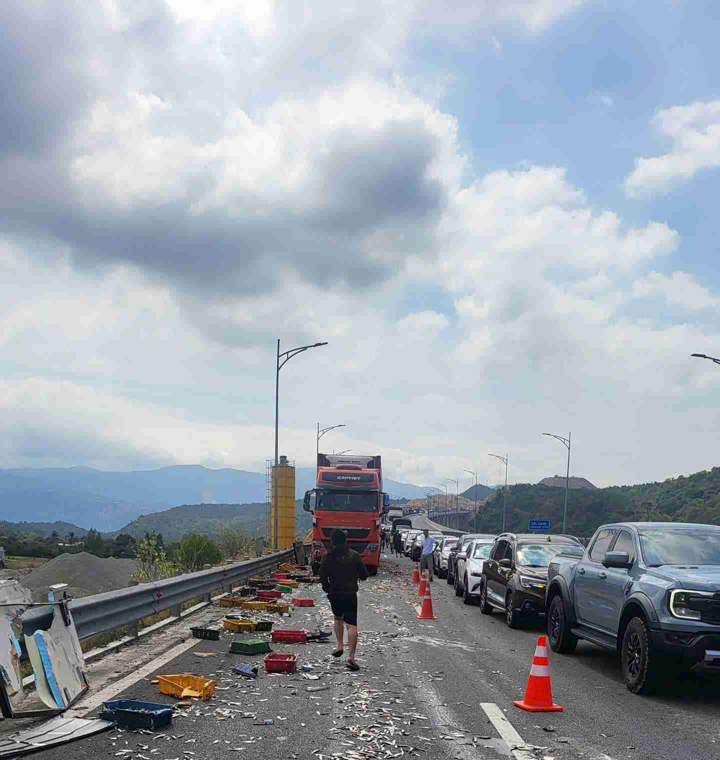 Trailer truck collides with refrigerated truck, Cam Lam - Vinh Hao expressway congested for many kilometers. Photo: Huu Long