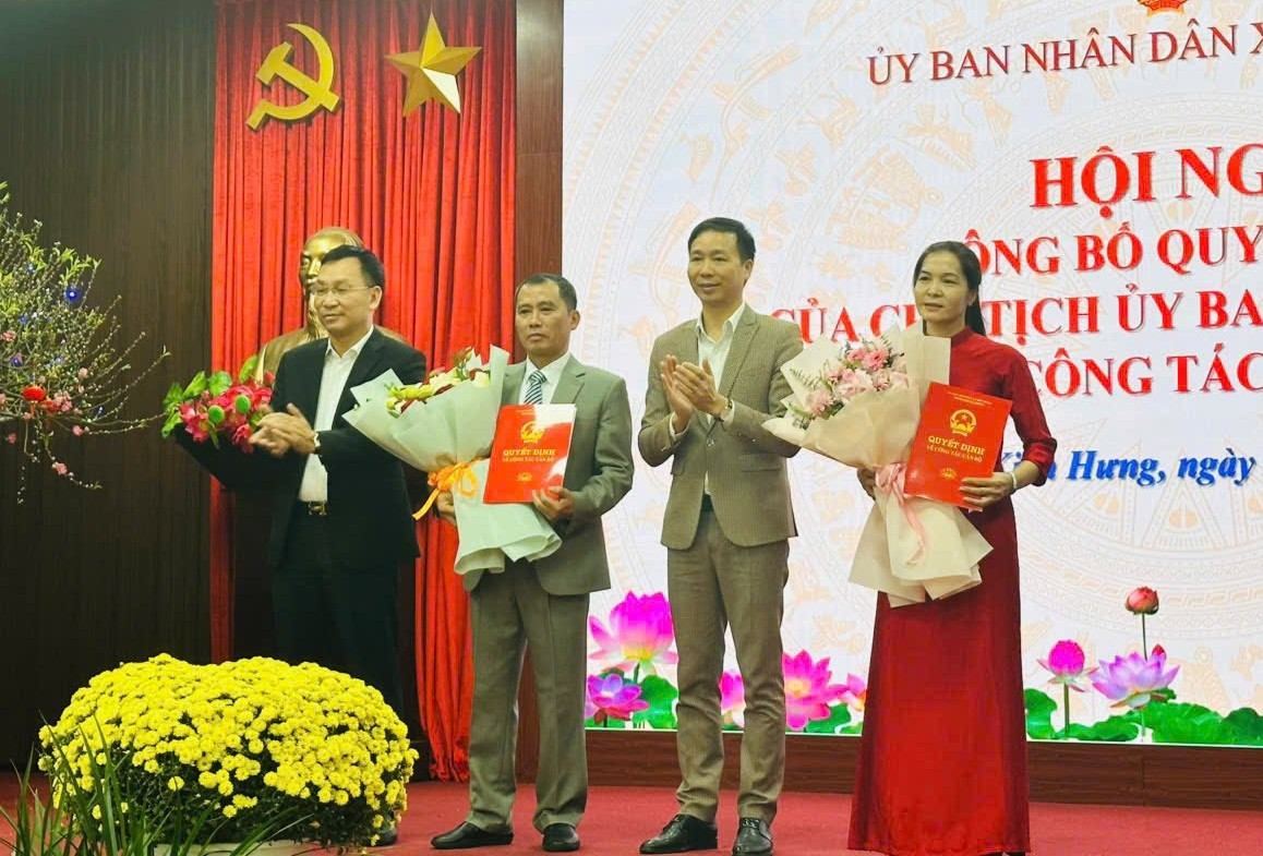 Kien Hung commune announces decisions on personnel work. Photo: Kien Hung commune information