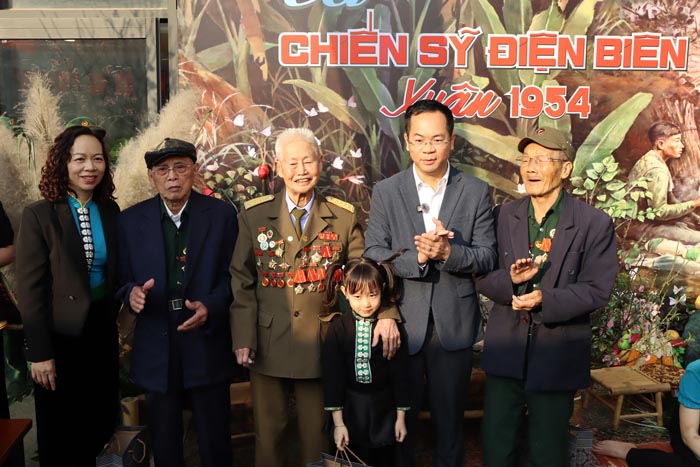 Hoạt động tri ân, tặng quà Chiến sĩ Điện Biên – những nhân chứng lịch sử của Chiến thắng Điện Biên Phủ. Ảnh: Quang Đạt