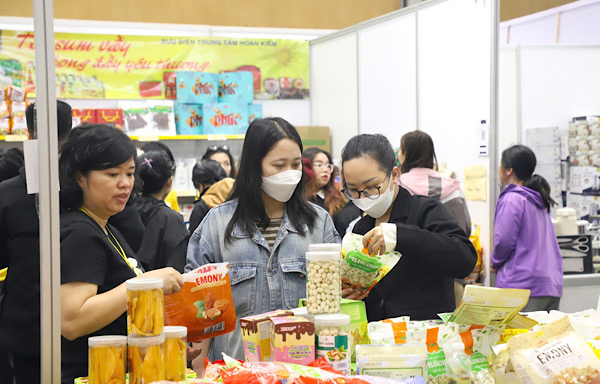 Công nhân lao động mua sắm tại Chợ Tết Công đoàn. Ảnh: Ngọc Ánh