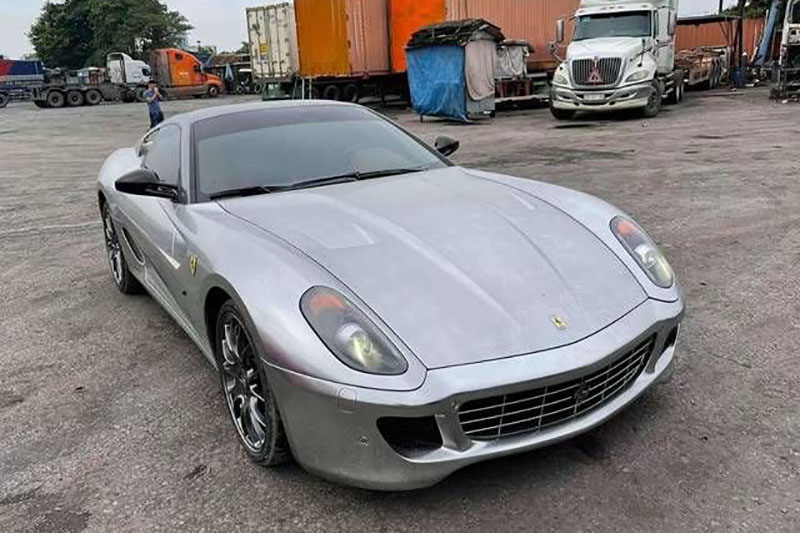 The rare silver Ferrari 599 GTB Fiorano appeared on the streets of Hanoi, attracting the attention of car enthusiasts. Photo: Bao Quoc