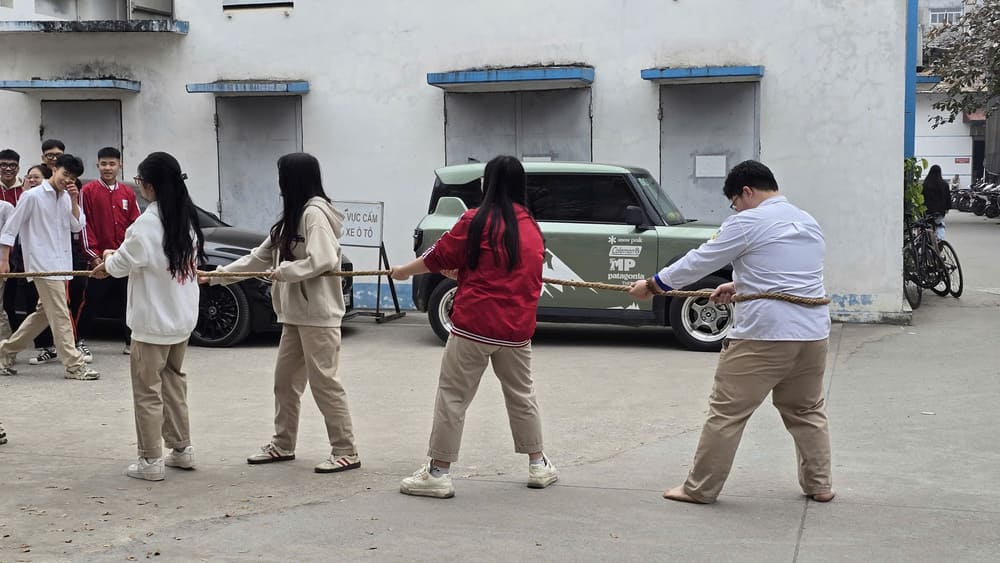 Benefits when parents encourage children to participate in regular sports activities to improve physical fitness during the Tet holiday. Photo: Tuan Dat