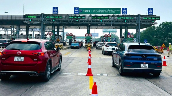 Intervening with non-stop toll cards, vehicle owners may be fined up to 10 million VND. Photo: Chi Yen