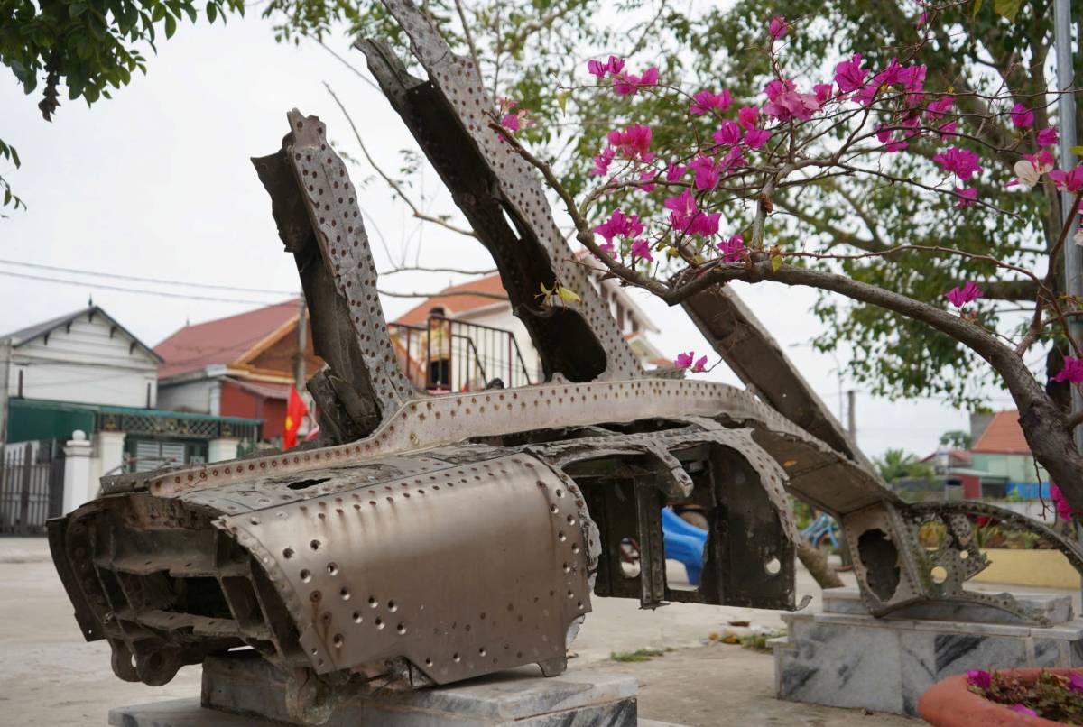 Hiện vật phần khung máy bay Mỹ được lưu giữ trong khuôn viên đình Kim Sơn. Ảnh: Mai Dung