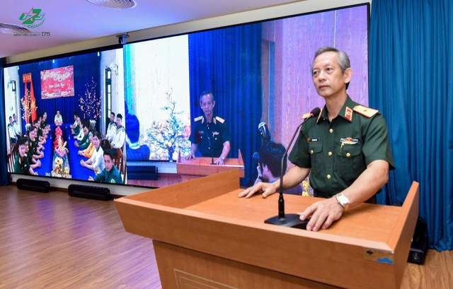 Representatives of the leadership of Military Hospital 175 wish Tet to officials, staff, and relatives working at Truong Sa Island Clinic. Photo: BVCC
