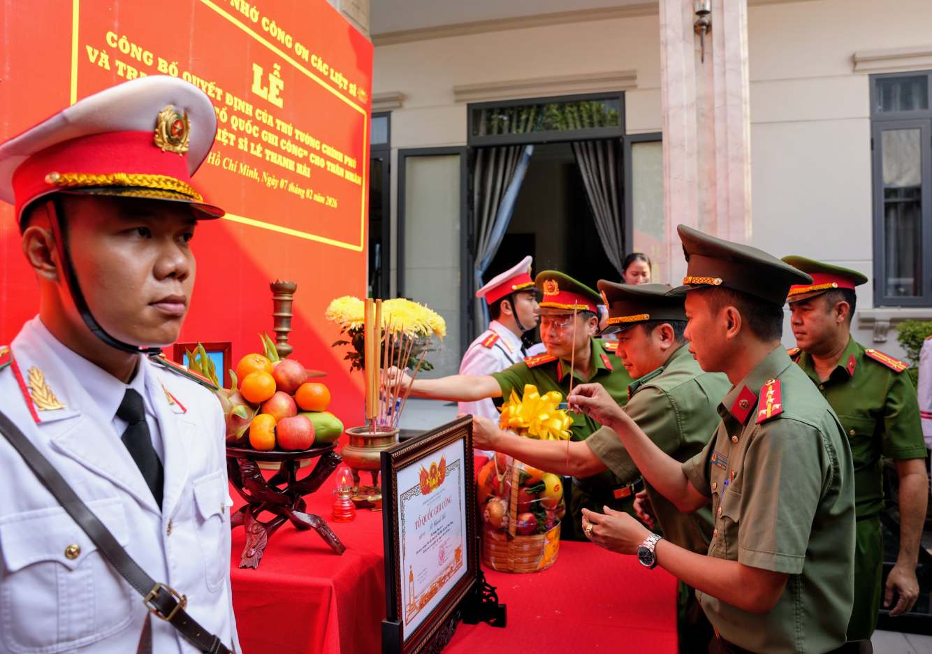 Cán bộ Công an TPHCM thắp hương viếng liệt sĩ Lê Thanh Hải. Ảnh: Công an TPHCM