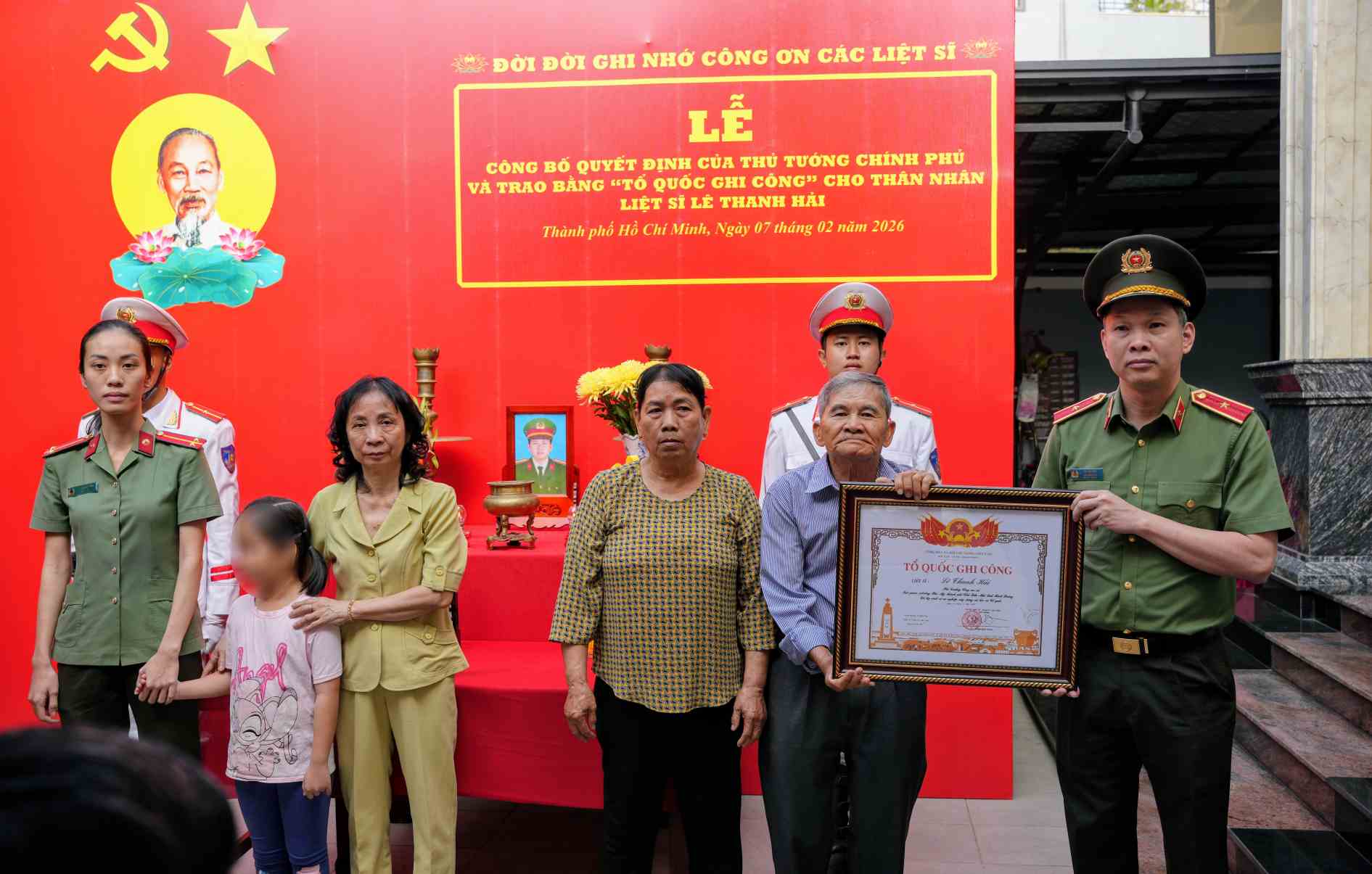 Ho Chi Minh City Police award the Certificate of National Gratitude to Martyr Le Thanh Hai. Photo: Ho Chi Minh City Police