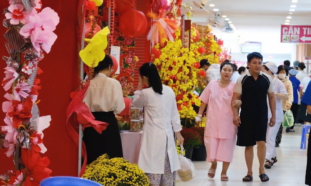 Pregnant mothers enjoy Tet space in the hospital