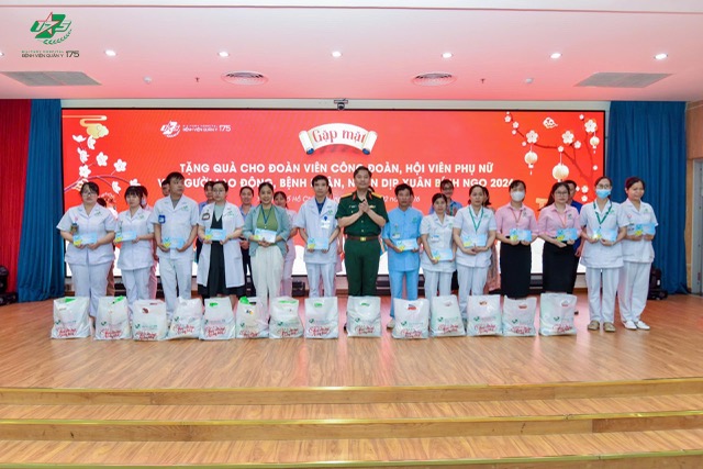 The Trade Union of Military Hospital 175 presents gifts to trade union members and workers on the occasion of Binh Ngo Tet 2026. Photo: BVCC