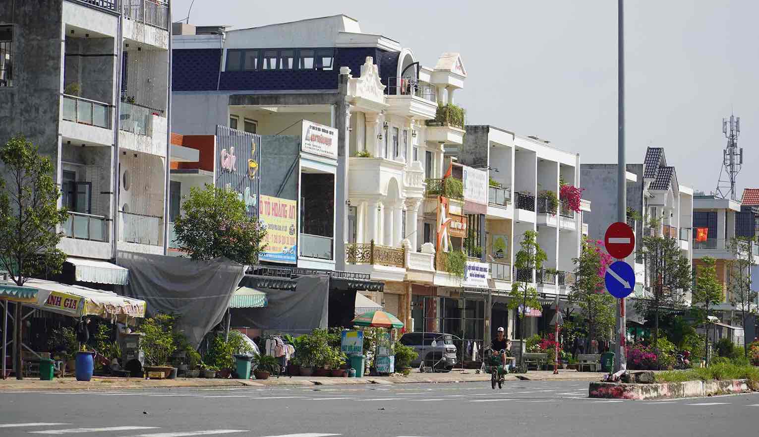 Nhiều khu nhà phố khang trang, hiện đại hình thành tại khu tái định cư Lộc An - Bình Sơn. Ảnh: HAC