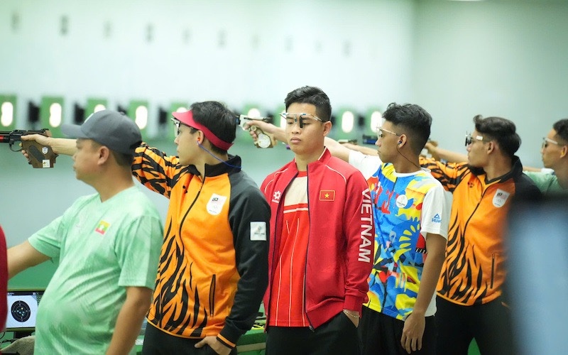 Shooter Pham Quang Huy and his teammates bring home a bronze medal for the Vietnamese shooting team. Photo: Minh Anh