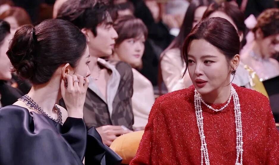 Dương Mịch ngồi cạnh Tân Chỉ Lôi. Ảnh: cắt từ video