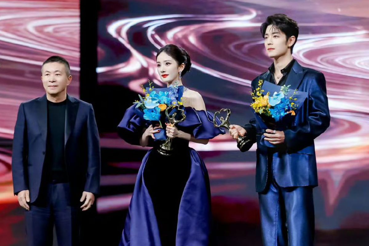 Dương Mịch và Tiêu Chiến nhận giải Nữ hoàng Weibo và Ông hoàng Weibo. Ảnh: Xinhua